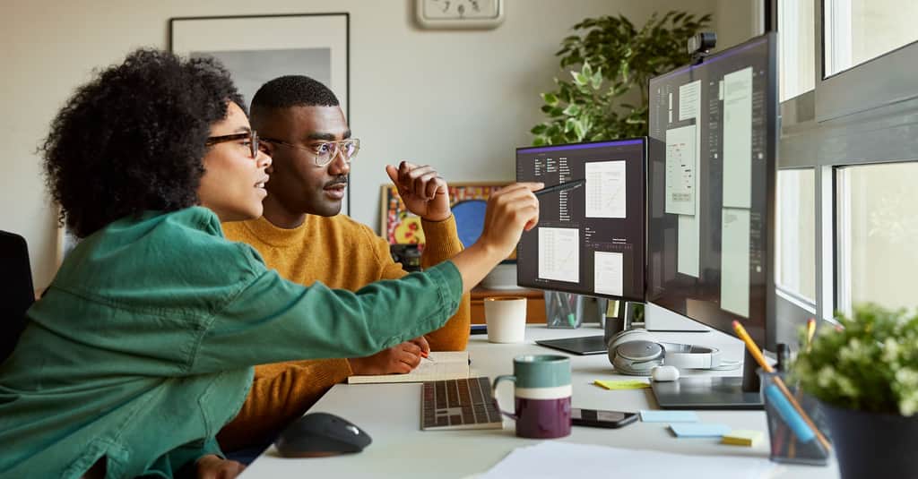  people collaborating at desk large promo 2560 x 1338